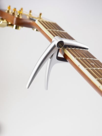 K&M 30900 akustisen kitaran capo matta kromi - Image 2