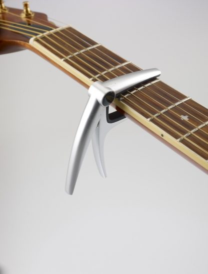 K&M 30900 akustisen kitaran capo matta kromi - Image 3
