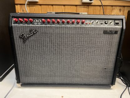 Käytetty Fender Pro185 150W kitaravahvistin