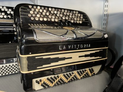 Käytetty La Vittoria 2-äk harmonikka musta