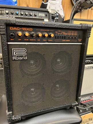 Käytetty Roland DAC-15XD kitaravahvistin