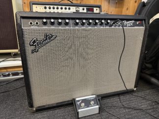 Käytetty Fender Frontman 212R kitaravahvistin