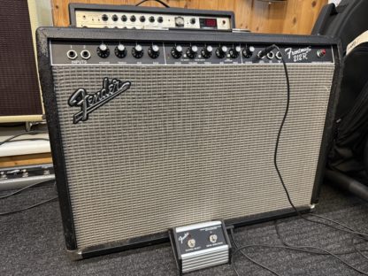 Käytetty Fender Frontman 212R kitaravahvistin