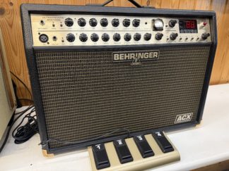 Käytetty Behringer Ultracoustic ACX1000 kitaravahvistin akustiselle kitaralle