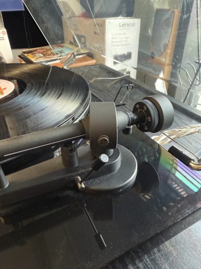 Käytetty Pro-Ject Essential 3 musta kiiltävä levysoitin - Image 2