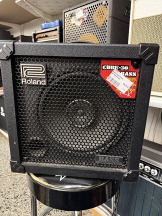 Käytetty Roland Cube-30 Bass bassovahvistin