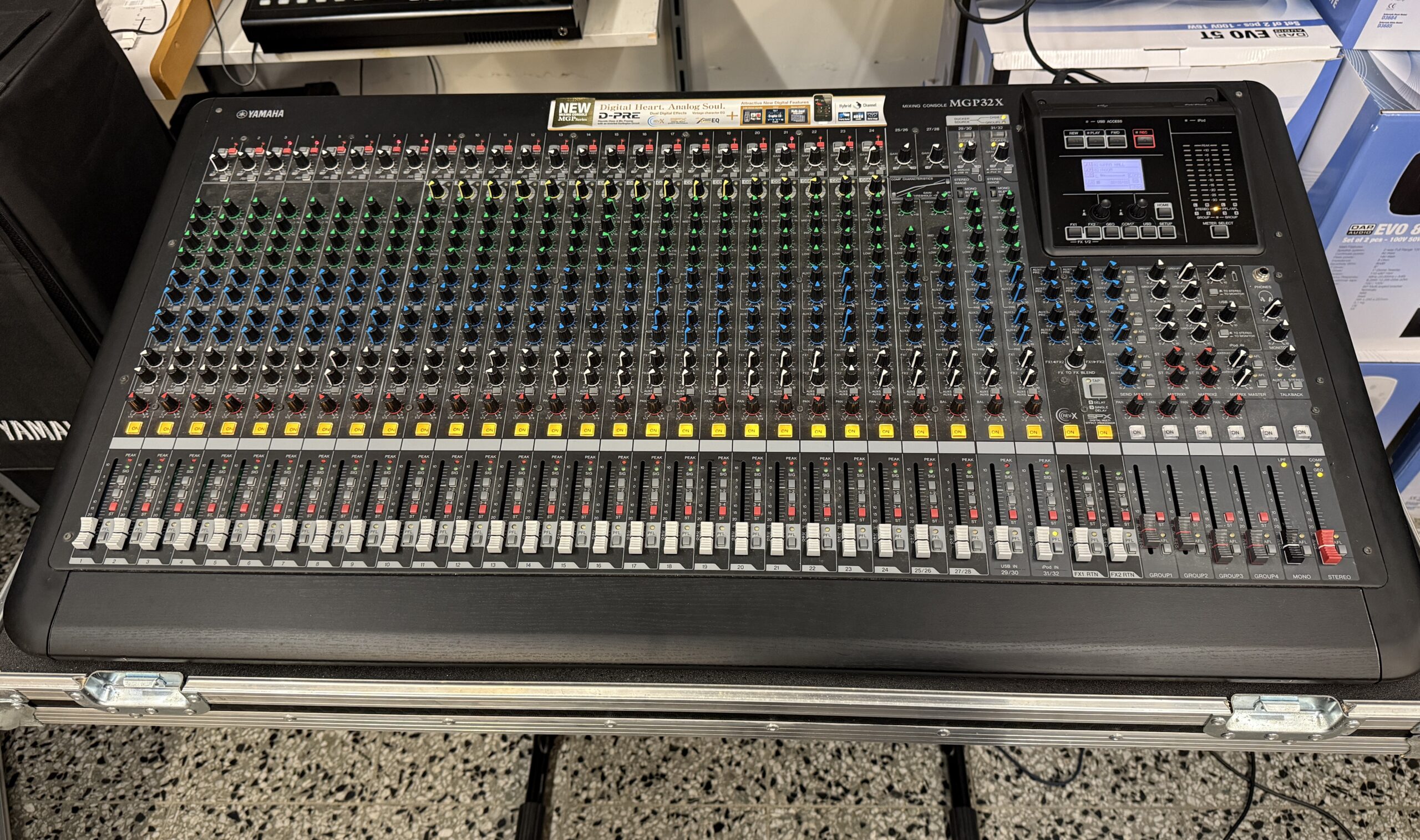 Käytetty Yamaha MGP32X mikseri + Viking Pro Case kuljetuskotelo