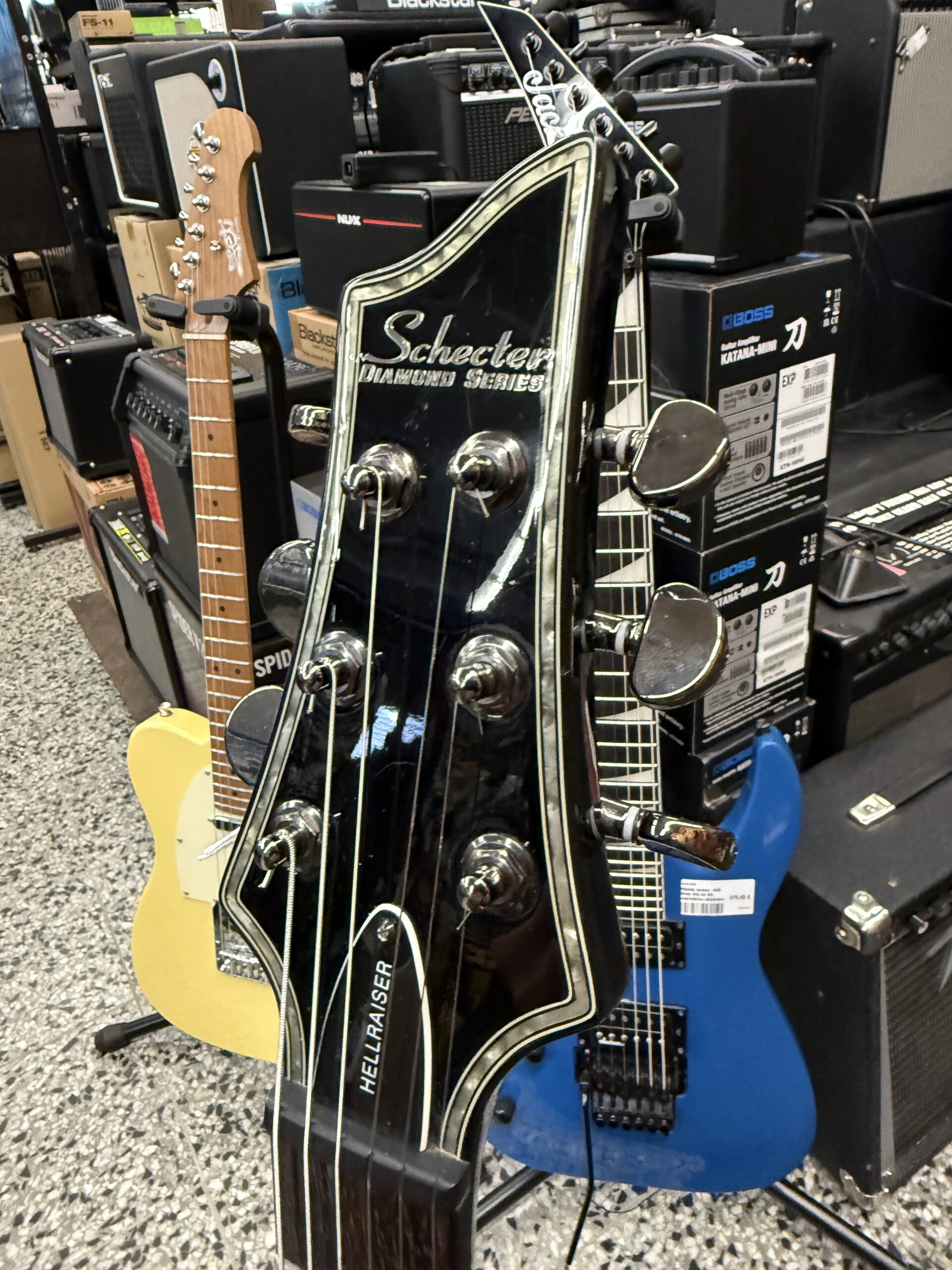 Käytetty Schecter Hellraiser C-1 Gloss Black sähkökitara + case - Image 3