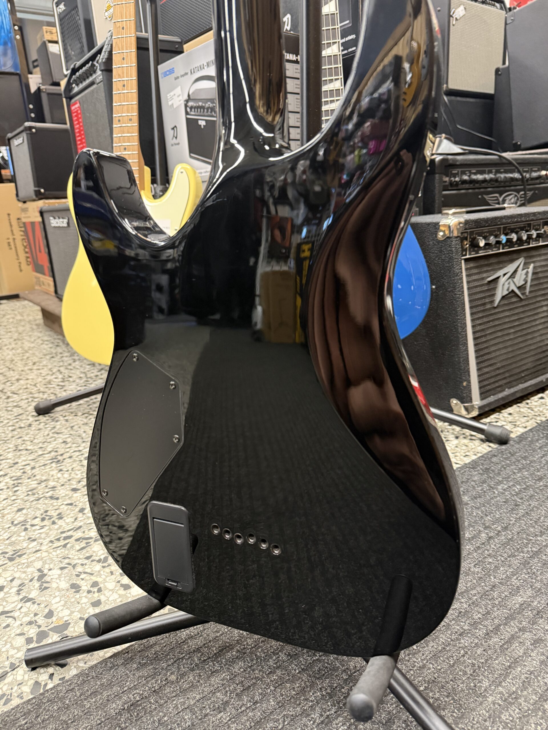 Käytetty Schecter Hellraiser C-1 Gloss Black sähkökitara + case - Image 5