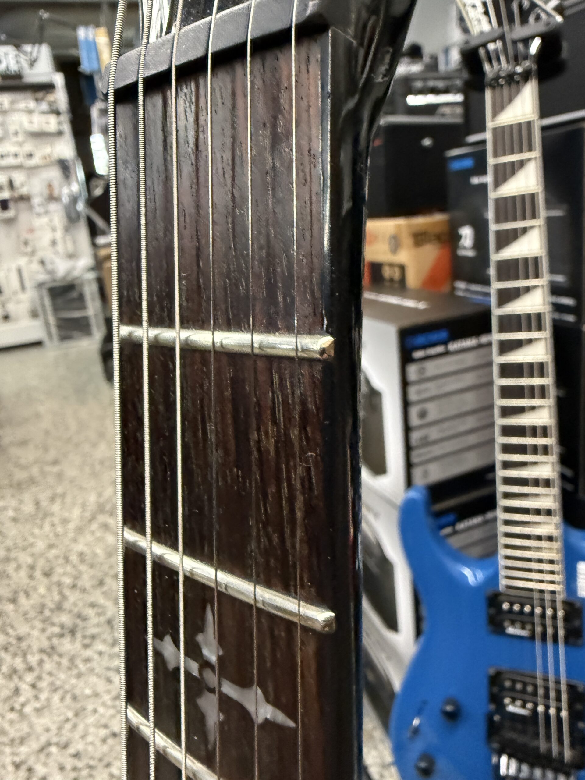 Käytetty Schecter Hellraiser C-1 Gloss Black sähkökitara + case - Image 4