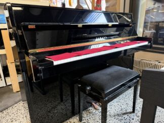 Käytetty Yamaha C-109 musta kiiltävä akustinen piano + penkki