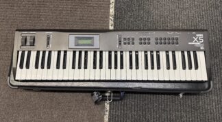 Käytetty Korg X5 syntetisaattori + kotelo