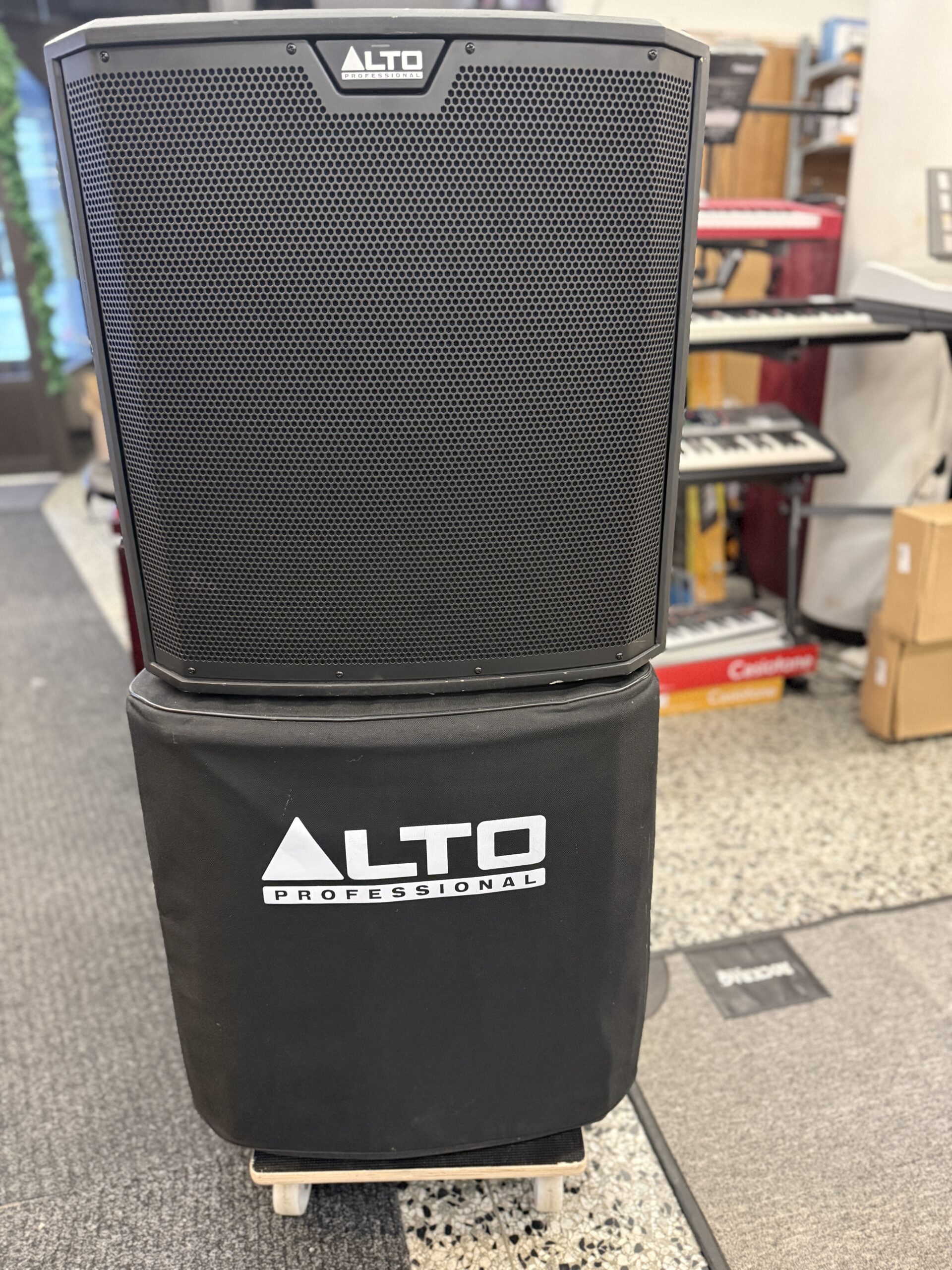 Käytetty Alto TS215S aktiivisubbwooferpari (2 kpl)+ suojapussit