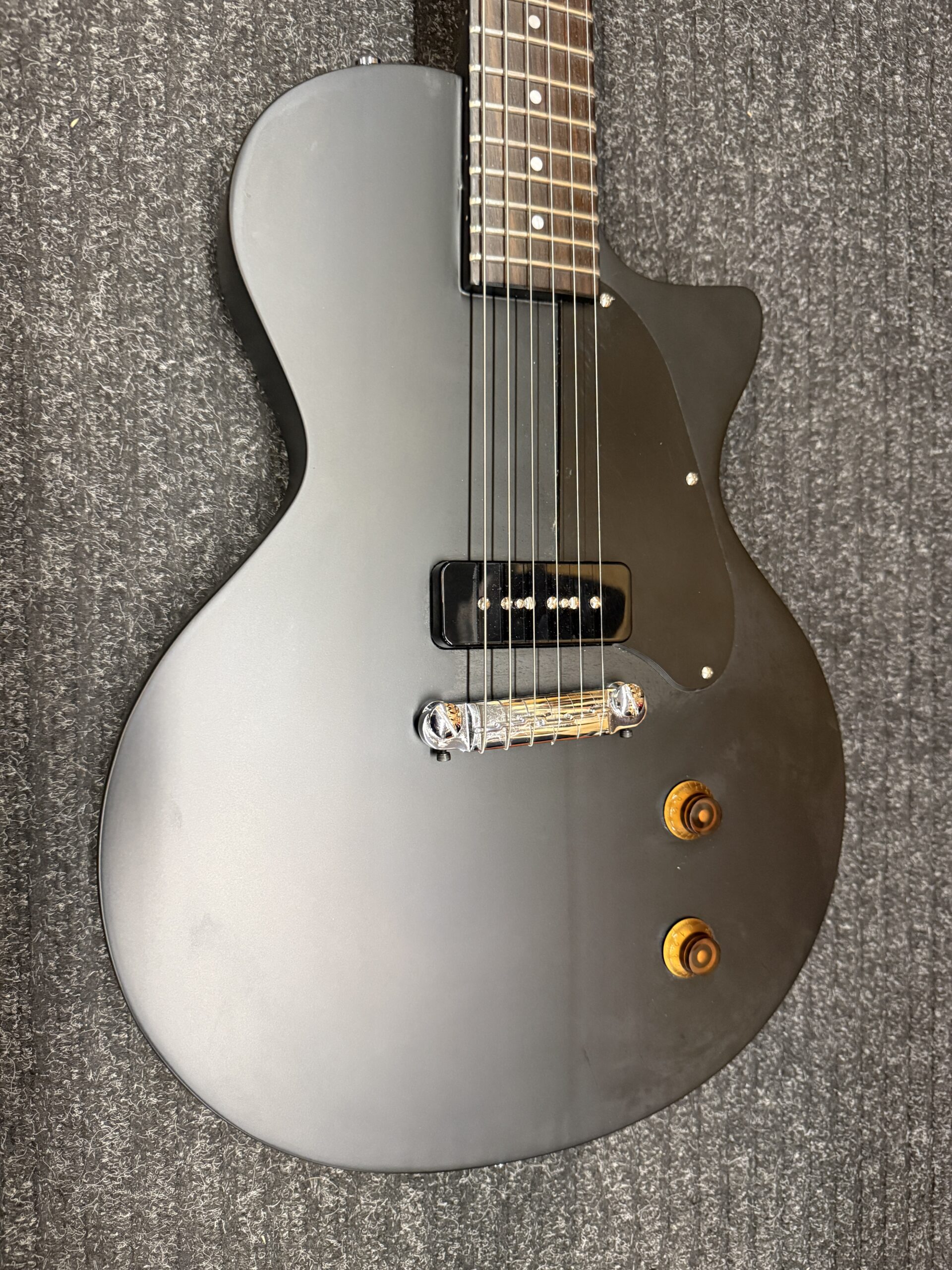 Käytetty Larry Carlton L3 P90 Black Satin sähkökitara - Image 3