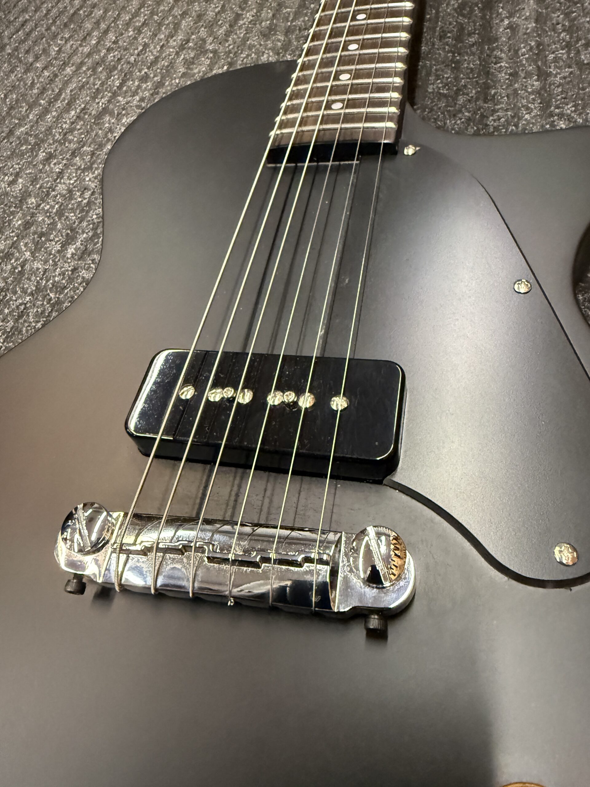 Käytetty Larry Carlton L3 P90 Black Satin sähkökitara - Image 2