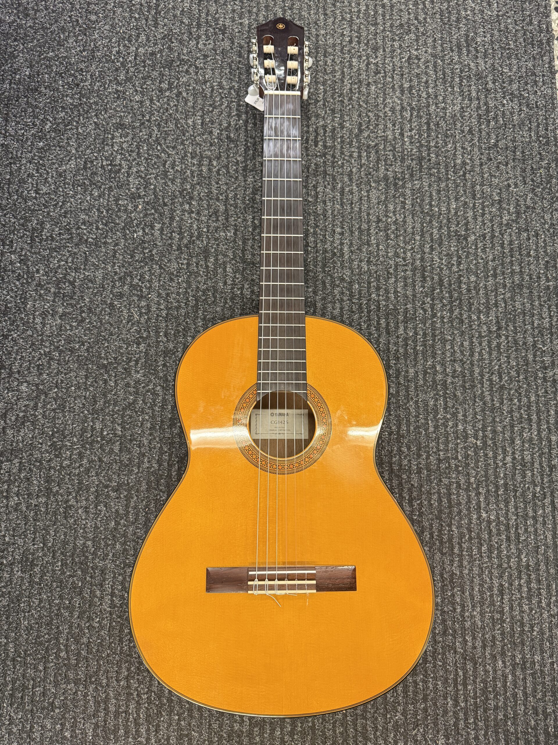 Käytetty Yamaha CG-142S klassinen kitara ja pussi