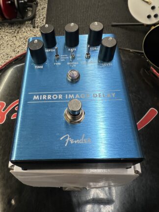 Käytetty Fender Mirror Image Delay