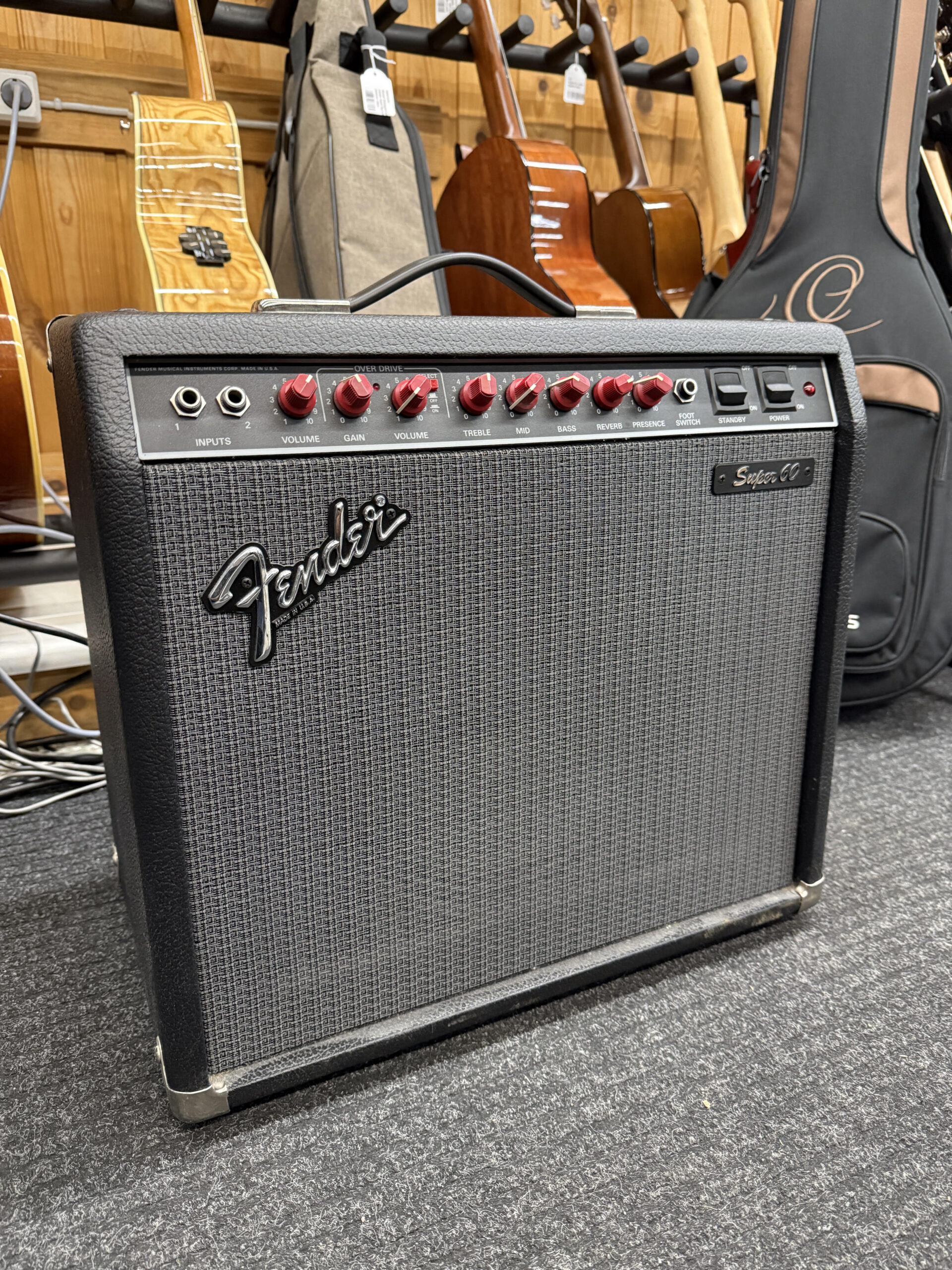 Käytetty Fender Super 60 2-Channel 60-Watt 1x12" kitaravahvistin